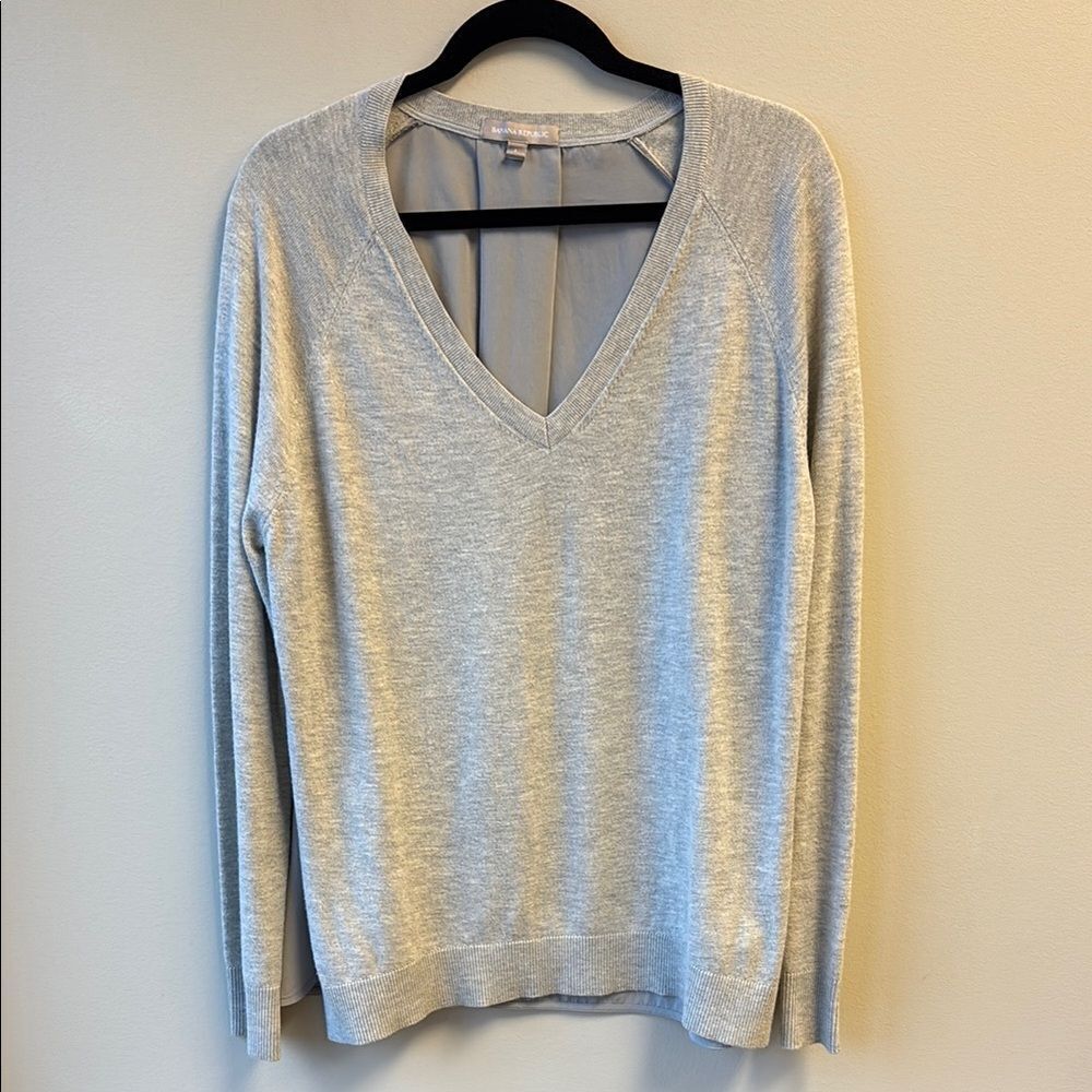 Banana Republic large Gray V-Neck Women's Sweater Merino wool blend